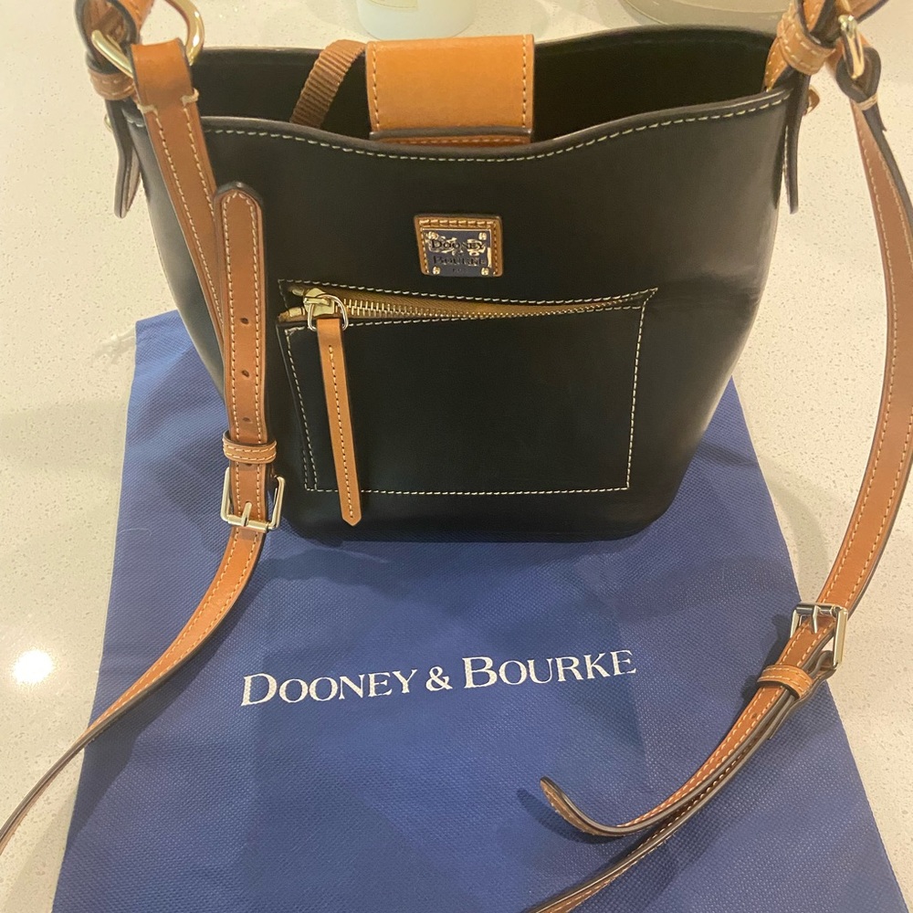 1975 EUC D&B Crossbody Smooth Black Leather with Magnetic Clasp